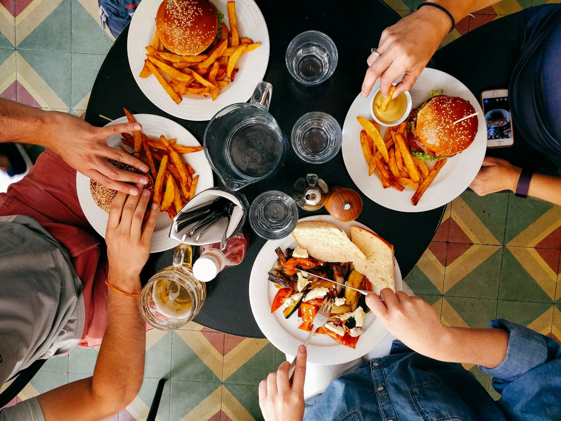 Dining in a U.S. city — restaurants and tables
